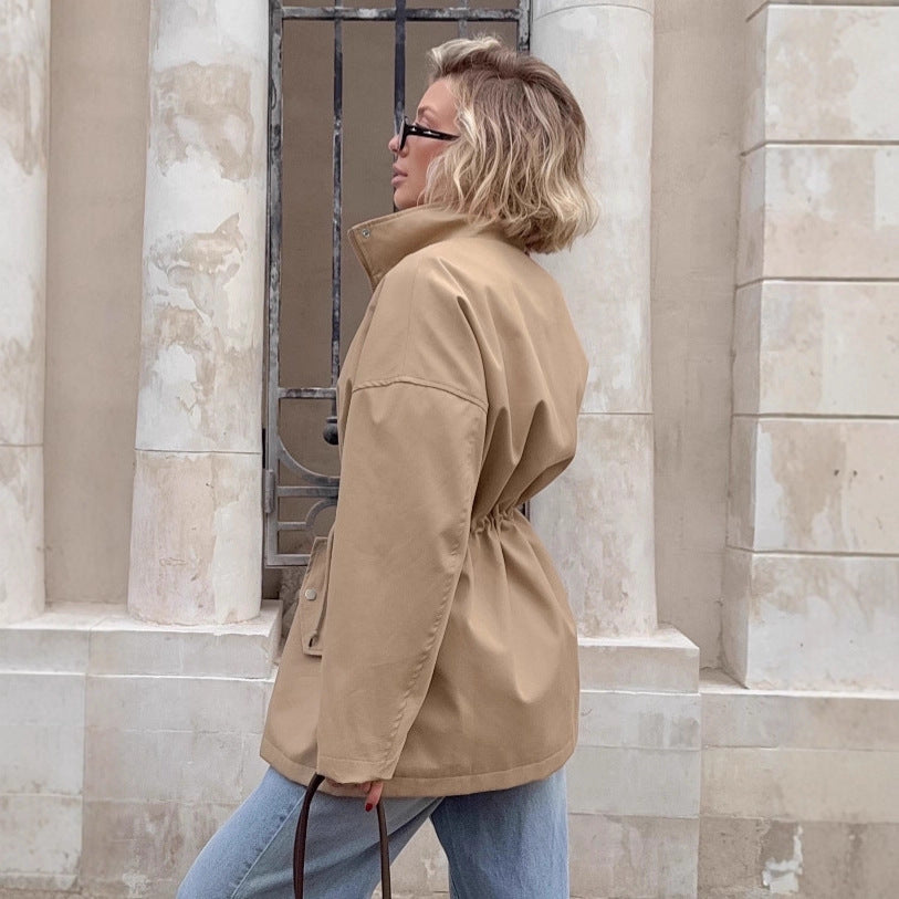 Elegante Khaki Trenchcoat Met Taillekoord