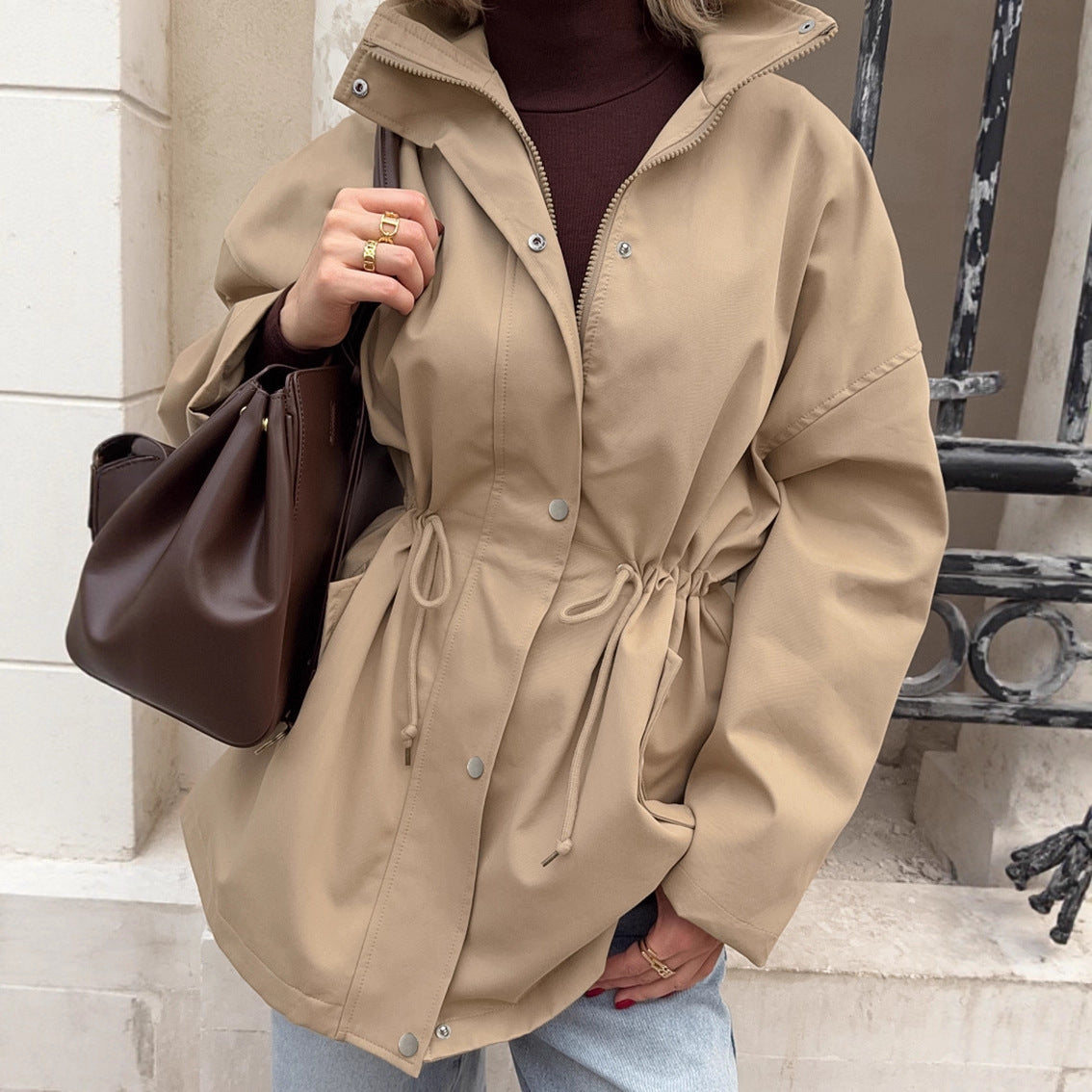 Elegante Khaki Trenchcoat Met Taillekoord